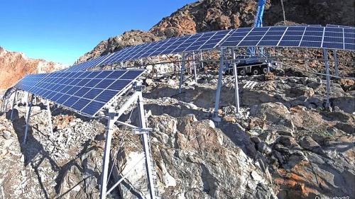 Da quistas tevlas solaras prevezza la Bernina Solar SA d’installer sül pass dal Bernina. Uossa haun ils iniziants inoltro la dumanda da fabrica per lur implaunt  fotovoltaic (fotografia: Bernina Solar AG)