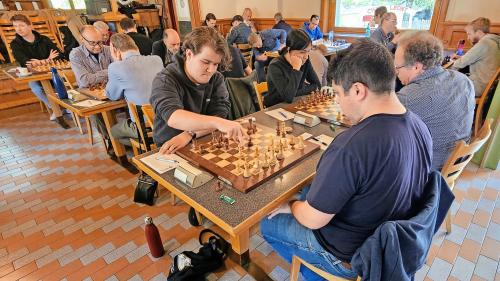 Hochkonzentriert bei der Sache. Blick in den Spielsaal des Pfingst-Open in Zernez. Foto: David Weisstanner