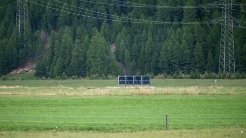 Die Musterpaneelen der PV-Grossanlage auf der Flugplatzebene in Samedan. Foto: Jon Duschletta