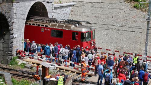 Grossandrang beim Tunnelportal. Foto: swiss-image.ch/Andy Mettler