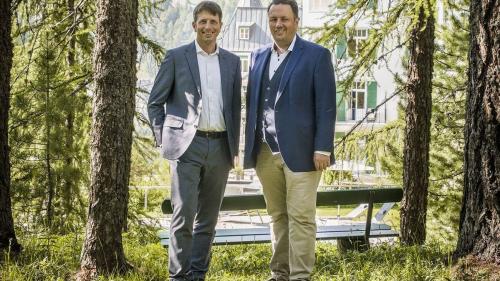 Die Brüder Patrick und Claudio Dietrich (von Links) sind die neuen Hoteliers des Jahres 2024. Foto: z. Vfg