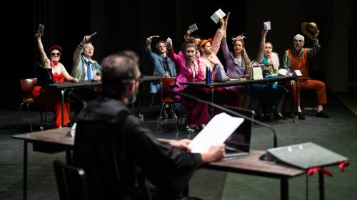 Eine der turbulenten Gerichtsszenen aus dem Stück «Il tribunel» von Manfred Ferrari und Robert Grossmann mit dem von Lorenzo Polin gespielten Gerichtspräsidenten im Vordergrund. Fotos: Mayk Wendt