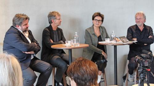 Die Gesprächsteilnehmer von links: Christian Kathriner, Stephan Kunz, Bettina Plattner-Gerber und Gion A. Caminada im Gespräch über das Wechselspiel zwischen Kunst und Rezipient. Foto: Stefanie Wick Widmer