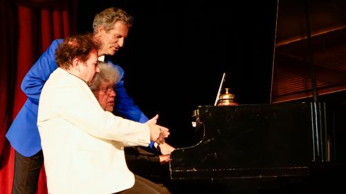 «Interlude from Liebeslieder Polkas» für fünf Hände, mit viel Schalk, gespielt von den Kuratoren und Musikern der St. Moritzer Kurkonzerte, Raimund Wiederkehr, Andreas Joho (v.l.) und Samuel Zünd (stehend). Fotos: Jon Duschletta