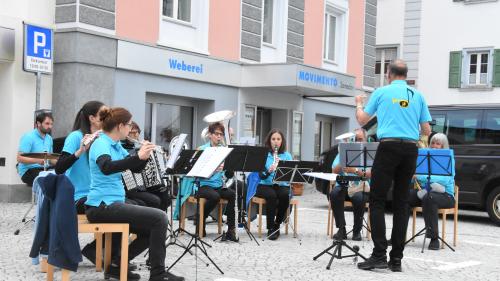 Die Musikgesellschaft Samedan unter der Leitung von Gino Paganini beim Platzkonzert am Freitagabend in Samedan (Foto: Nicolo Bass).