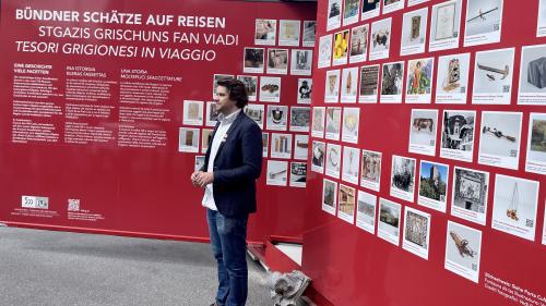 Il mainaproget Chirstoph Luzi bivgnainta a l'avertüra da l'exposiziun. fotografia: Fadrina Hofmann