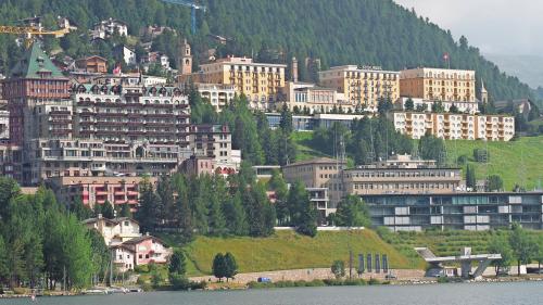 Die beiden Hotels Badrutt's Palace und Kulm haben verlangt, dass die Ortsplanung Serletta Süd mit dem geplanten Bau eines Hotels und einer Klinik am Standort der früheren Hauptpost überprüft wird. Vergebens.Foto: Reto Stifel