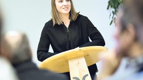 Yvonne Schuler da la Turissem Engiadina Scuol Samignun Val Müstair SA ha preschantà a Scuol il proget per reposiziunar l’aua minerala illa regiun. (fotografia: Dominik Täuber)