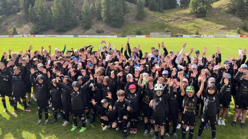 Zufriedene Fussballkids nach dem Appell und kurz vor dem Feierabend. Foto: Andrea Gutgsell