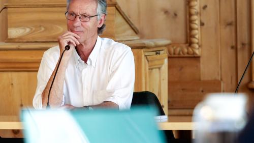 Der Vorsitzende der Präsidentenkonferenz Region Maloja, Christian Brantschen, hat Erläuterungen zum Bericht der Region Maloja betreffend des kantonalen Finanzausgleichs gegeben. Foto: Jon Duschletta