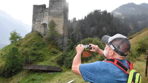 La visita da la ruina Tschanüff es il punct culminant da la spassegiada guidada cun Andri König tras Ramosch – cun bella e cun trid’ora (fotografia: Nicolo Bass).