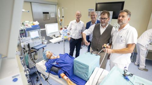 Eir il cusgler guvernativ Peter Peyer ha visità in sonda l’Ospidal e la Clinica Curativa a Scuol ed el ha lodà a la populaziun ed als respunsabels dal Center da sandà Engiadina Bassa pel provedimaint da sandà in Engiadina Bassa (fotografia: Mayk Wendt).