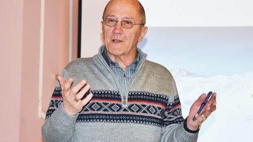 Claudio Andry da Ramosch ha preschantà ün bun rendaquint da la Società da commerzi e mansteranza Engiadina Bassa. (fotografia: Foto Taisch Scuol)