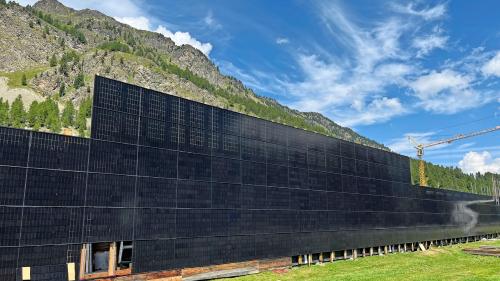 Die neue Solaranlage bei der Industriezone Föglias in Sils. Foto: z. Vfg