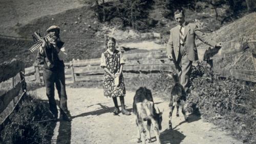 Das Samnauner Dorfleben von damals – seit rund 200 Jahren wachsen Kinder in Samnaun ohne Romanischkenntnisse auf. Foto: TESSVM AG