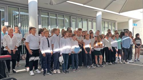 Der Kinderchor der Primarschule Pontresina hat am Opernfest mitgewirkt. Foto: z. Vfg