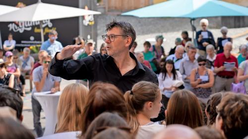 Il dirigent Curdin Lansel es iniziant dal Inscunter da chant a Zuoz chi ha lö la prüma vouta l’eivna chi vain (fotografia: mad).