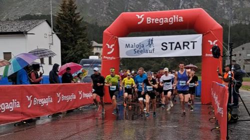  Massenstart bei leichtem Regen und kühlen Temperaturen in Maloja. Foto: z.Vfg