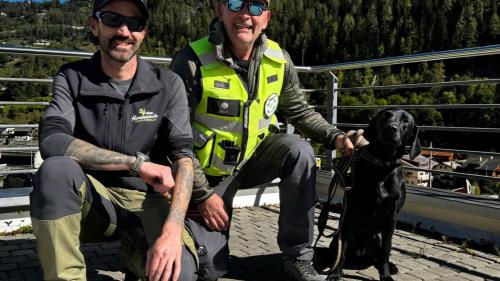 Duri Schwenninger (rechts) mit Hündin Kesch Mountain Aylany und dem Organisator und Prüfungsleiter Philipp Imboden. Foto: CertAid