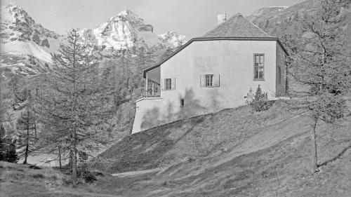 «Das Einfache ist nicht immer das Beste, aber das Beste ist immer einfach», diesem Motto lebte Heinrich Tessenow nach. Auf dem Foto die Chesa Böhler, dessen Dach die Silhouette von Piz Julier und Piz Albana nachzeichnete. Foto: Dokumentationsbibliothek