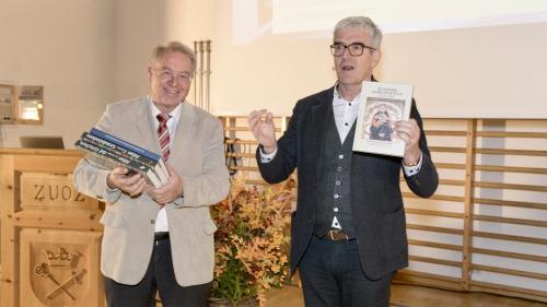 Lucian Schucan, Präsident Kulturarchiv Oberengadin, und Regierungspräsident Jon Domenic Parolini. Foto: Gian-Nicola Bass