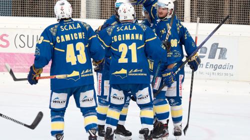 Der EHC St. Moritz gewinnt das zweite Spiel hintereinander und verbessert sich in der Tabelle auf den 7. Rang. Die Nummer 21, Stürmer Kevin Eggimann ist mit drei Toren Mann des Spiels. Foto: Reto Stifel