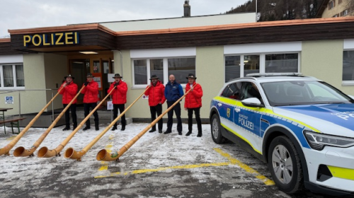 Das Alphorn Ensemble Engiadina St. Moritz mit rechts aussen Ruedi Birchler und Polizeichef Manuel Egger Foto: z. Vfg