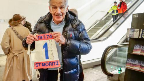 Der Aroser Ex-Skirennfahrer Werner Mattle (75) mit seiner Startnummer der Ski-WM 1974 in St. Moritz. Die Nr. 1. brachte ihm aber kein Glück. Foto: Jon Duschletta