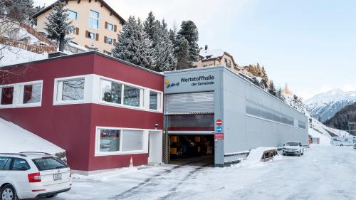 Die Wertstoffhalle in St. Moritz befindet sich direkt am Bahnhof. Fotos: Mayk Wendt