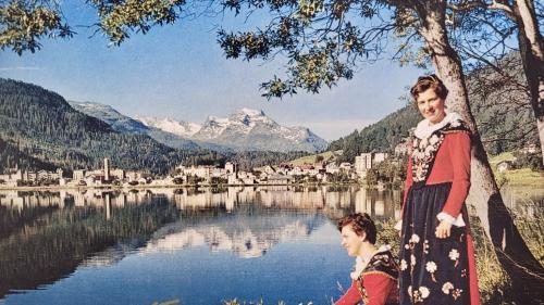 Chatrina Howald (sitzend) und eine Freundin als Postkartenmotiv Anfang der 1950er Jahre. Foto: z.Vfg.