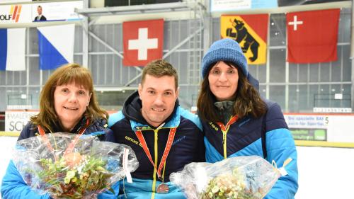 Erica Koch (von links), Claudio Mathieu und Marina Bott (ES Sur En) gewinnen drei Silbermedaillen bei den Eisstock-Schweizermeisterschaften (Foto: Nicolo Bass).