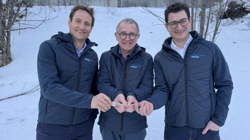 Gian-Luca Morandi, Jachen Gaudenz und Flurin Peretti (von links) bei der Schlüsselübergabe. Foto: z. Vfg.