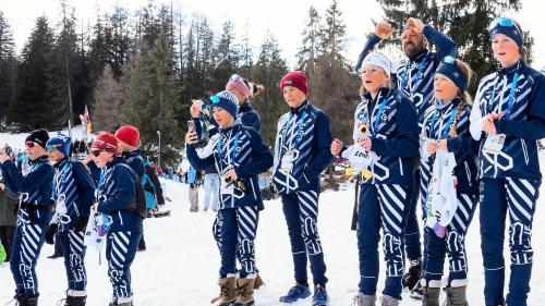 Ein Teil des Biathlon-Nachwuchses aus dem Engadin unterstützt die Athletinnen und Athleten während dem 
Staffelrennen bei der Heim-WM in Lenzerheide. Foto: Reto Stifel