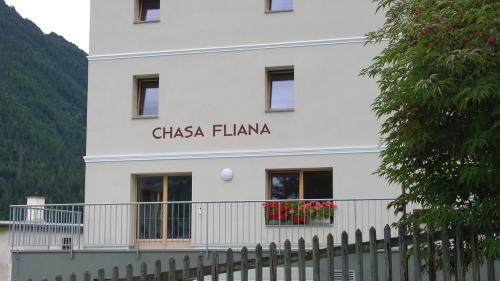 La Chasa Fliana a Lavin po quist’on preschantar ün bilantsch chi cuntainta (fotografia: mad).