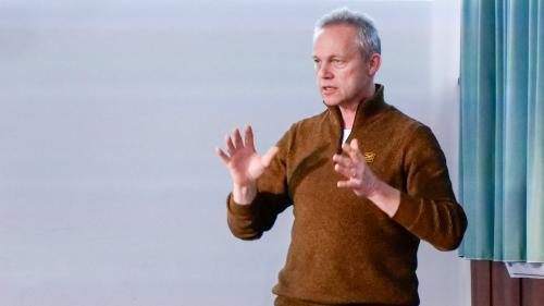 Armin Hinterseh plädierte in seinen pointierten Ausführungen zum Thema Wald und Wild auf eine bessere Bündelung der Zuständigkeiten. Beispielsweise sollten Förster und Wildhüter den gleichen Chef haben. Fotos: Jon Duschletta