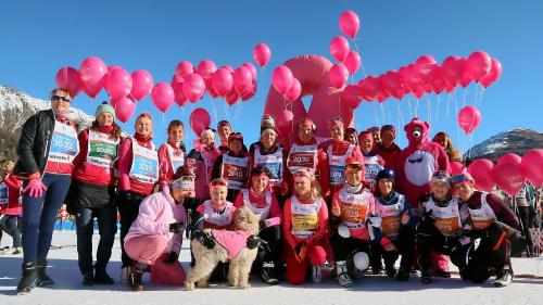 «Mascha Rösa»-Gruppenbild am Krebsliga-Infostand des Engadin Frauenlaufs. Foto: swiss-image.ch/ Foto Andy Mettler