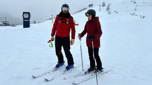 Das erste Mal auf Abfahrtsski: Skilehrer, Luca Pollak bringt mir die Grundlagen bei.	Foto: z Vfg.