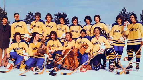 Die Inter-Junioren Schweizermeister-Mannschaft des EHC St. Moritz 1975. Fotos: z. Vfg