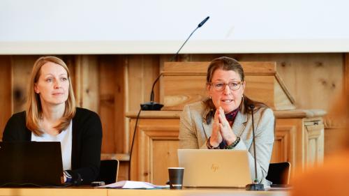 Die Vorsitzende der Präsidentenkonferenz der Region Maloja, Barbara Aeschbacher (rechts). Neben ihr Jenny Kollmar, die Geschäftsleiterin der Region Maloja. Foto: Jon Duschletta