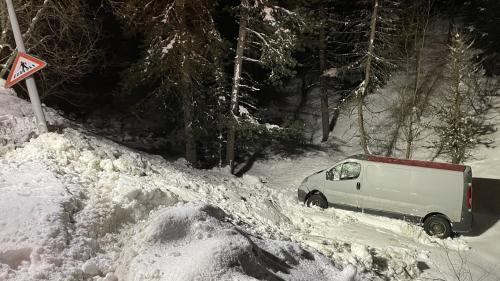 Auf der winterlichen Fahrbahn rutschte das Fahrzeug in einer Linkskurve nach rechts und fuhr die Böschung hinab. Foto: Kantonspolizei Graubünden