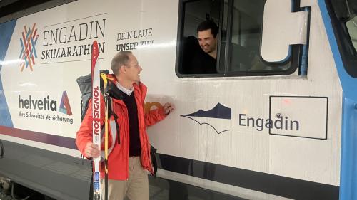 Der Engadin Skimarathon. Für Direktor Renato Fasciati eine willkommene Gelegenheit, sich mit den Mitarbeitenden auszutauschen. Foto: Andrea Gutgsell