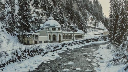 In occasiun da la radunanza da la Pro Büvetta Tarasp han ils respunsabels orientà davart las staintas per la Büvetta da Tarasp (fotografia: mad).