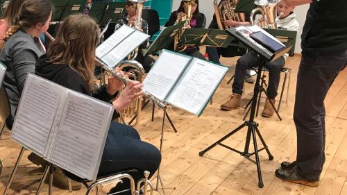 La Società musica da giuvenils La Plaiv-Zernez, cul dirigent Reto Lehner, s’allegra da pudair as preschantar ad ün vast public a Zernez (fotografia: mad).