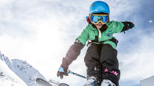 Der Freeskier Gian Andri Bolinger in voller Aktion. Foto: z. Vfg