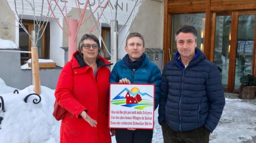 Corina Asam (Gemeindevorstandsmitglieder), Kevin Quattropani (Vereinspräsident), Roberto Zanetti (Gemeindepräsident), von links nach rechts. Foto: z.Vfg