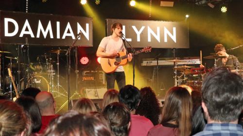 Besonders das jüngere Publikum in Scuol erfreute sich am Luzerner Sänger Damian Lynn (Foto: Muriel Wolfisberg).