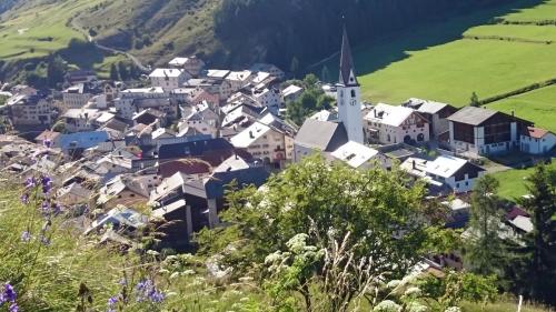 Ardez (quia davent da la ruina Steinsberg) e Zuoz sun candidats per la concurrenza dal «plü bel cumün da la Svizra». Sün www.dasschoenstedorf.ch as poja partecipar al voting (fotografias: Selina Bisaz/archiv Posta Ladina ).