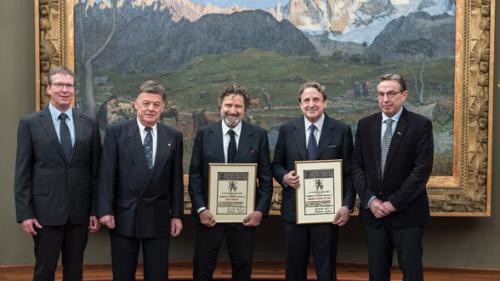 Fritz Nyffenegger,Gemeinderatspräsident, Alfred Riederer, Bürgermeister, Philip Niarchos, Spyros Niarchos, Sigi Asprion, Gemeindepräsident im Kuppelsaal des Segantini Museums in St. Moritz (von links). Foto: z.Vfg.