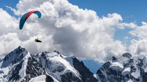 Gleitschirmfliegen im Engadin hat insbesondere im Winter einen ganz speziellen Reiz. Die Herausforderungen an die Piloten sind wie für Peter Käch (im Bild) im Winter aber grundlegend anders gelagert als im Sommer. Die Wildruhe ist gerade in den Wintermona