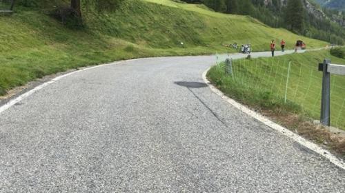 Hier fand die Kollision zwischen dem Motorrad und dem Rennrad statt. Foto: Kantonspolizei Graubünden